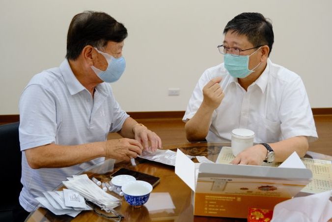新竹縣長楊文科（右）、聯電榮譽副董事長宣明智（左）研商籌組「行動快篩部隊」，協助竹科防疫。（圖／新竹縣政府提供）