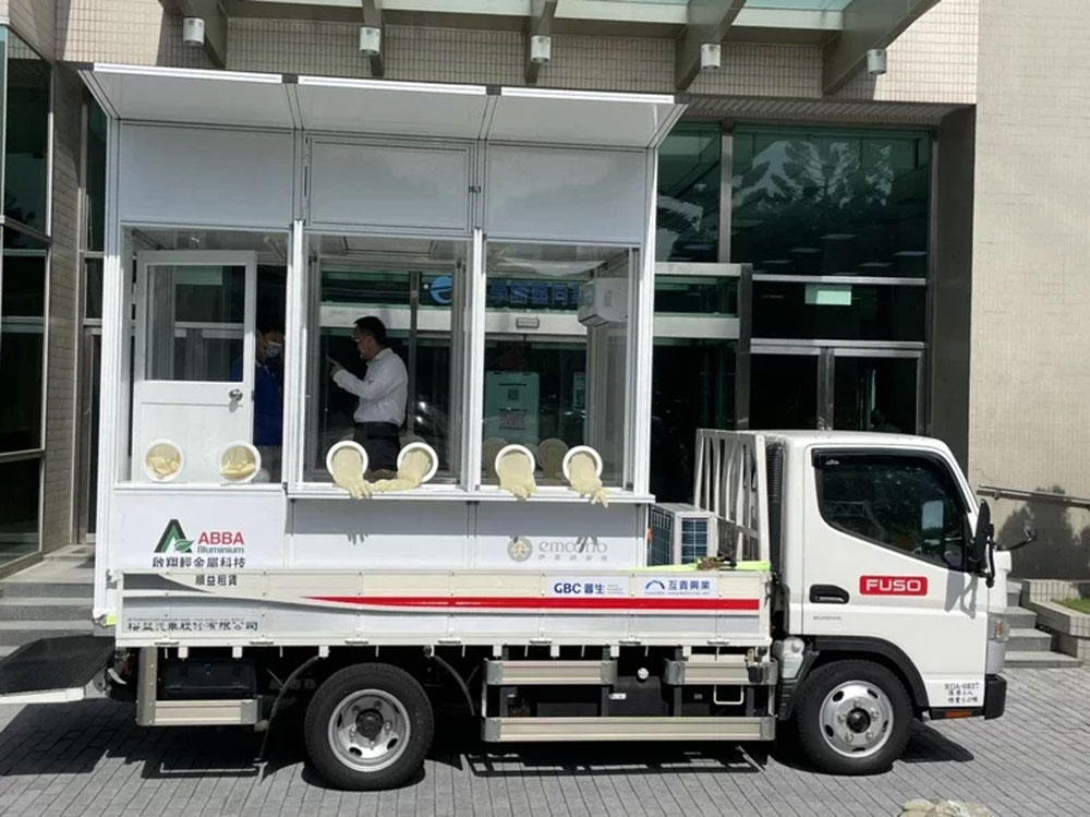 互貴興業董事長宣明智偕同健益汽車董事長游浩乙、普生醫療董事長林宗慶及啟翔輕金屬科技陳百欽董事長,主動提供企業資源並進行整合,建構能快速移動並具備安全性的行動快篩車。並於今(10)日開進竹科,於科學園區同業公會展示。業者/提供