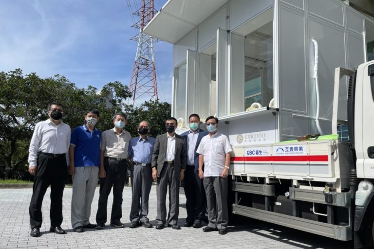行動快篩車來了！互貴興業董事長宣明智、健益汽車董事長游浩乙、普生醫療董事長林宗慶及啟翔輕金屬科技陳百欽董事長，主動提供企業資源並進行整合，建構能快速移動並具備安全性的行動快篩車。