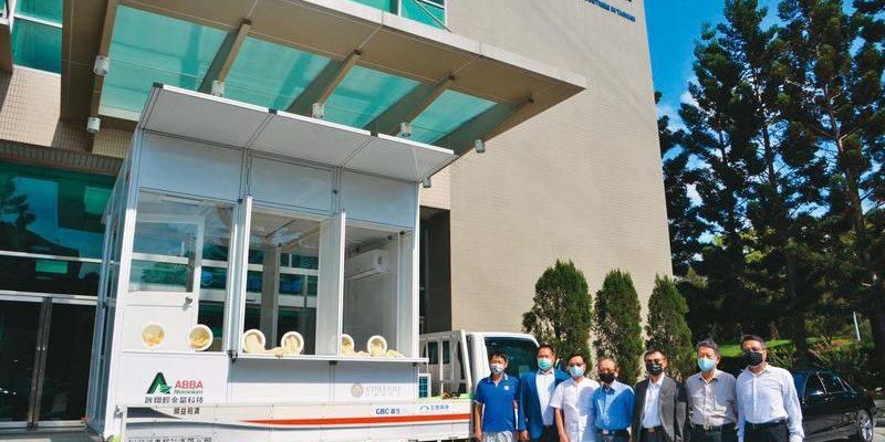 本土疫情爆發，宣明智（左3）發起行動快篩車挺進企業第一線。（互貴興業提供）