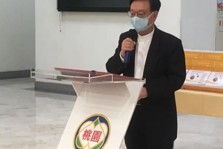 聯電榮譽副董事長宣明智今以互貴興業股份有限公司董事長身分，捐贈桃園消防局3000份快篩試劑。記者陳俊智/攝影