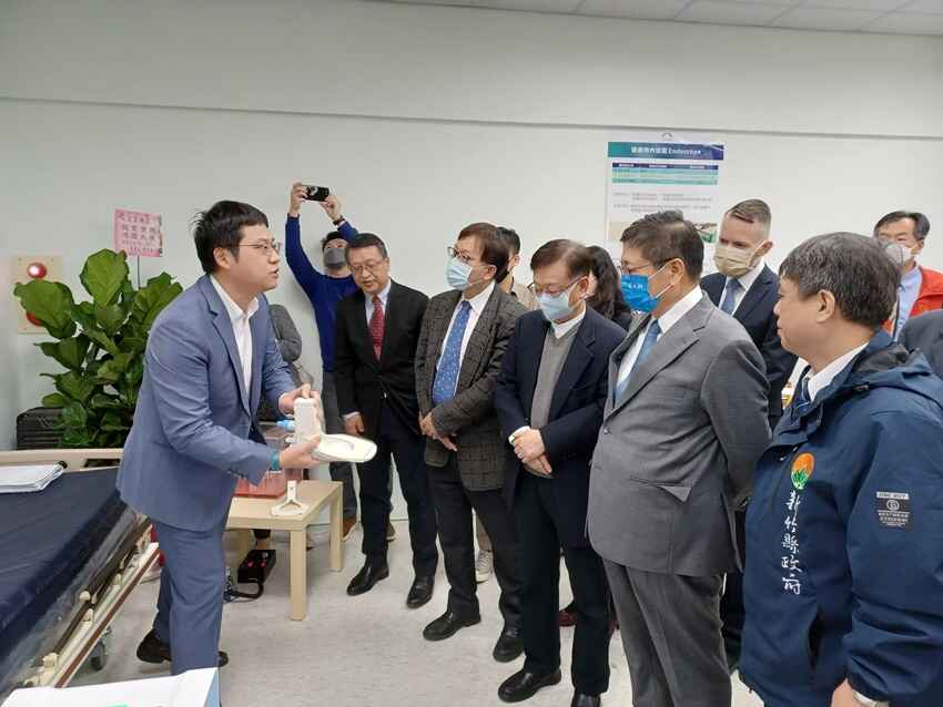 互貴興業竹北廠開幕儀式展示智能排泄處理機器人，宣明智董事長、新竹縣長楊文科、新竹縣衛生局長殷東成與各界貴賓共同聆聽導覽。圖/謝易晏