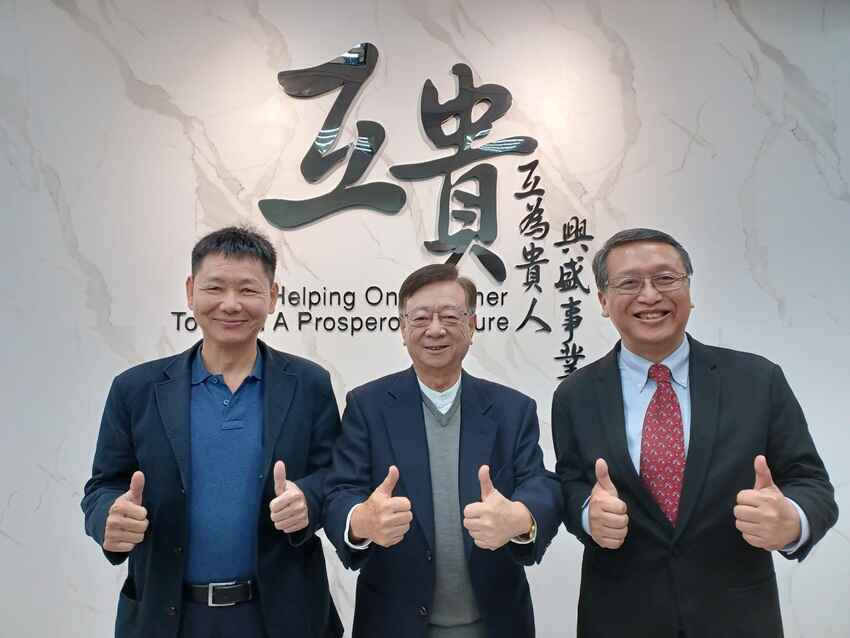 台灣交通大學校友總會執行長陳俊秀(左起)、互貴興業董事長宣明智、互貴興業執行長郭加泳共同於開幕活動合影。圖/謝易晏
