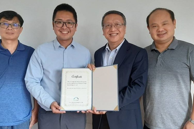 互貴興業領導團隊頒發顧問聘書給史丹佛大學醫學系周宏杰教授 Dr. Danny Chou。（從左至右，互貴興業營運長昌全銘，史丹佛大學醫學系教授 Dr. Danny Chou，執行長郭加泳，策略長戴志成律師/博士）互貴興業／提供