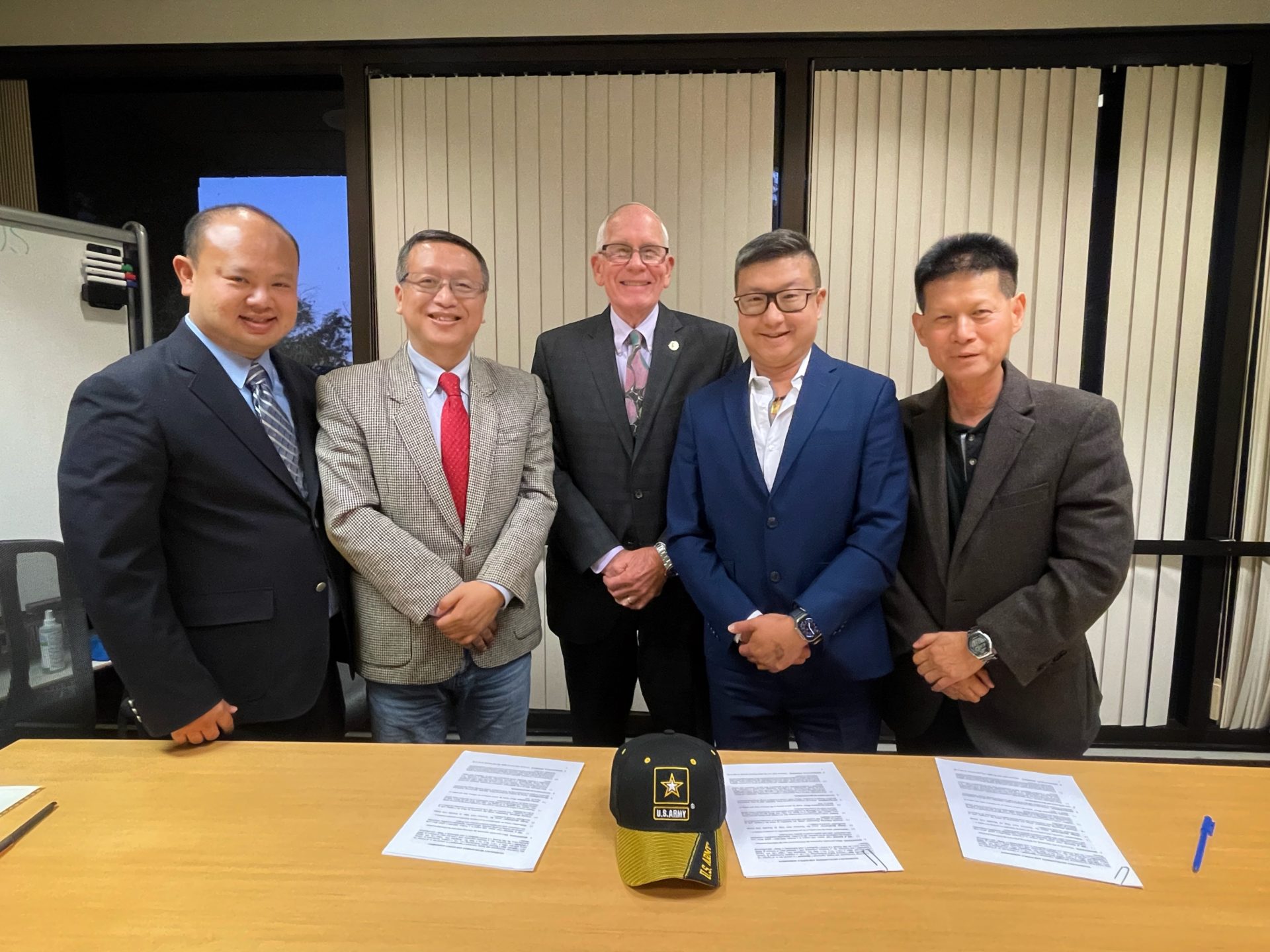 A group photo of the leadership teams of HUKUI and EyeZense Major General (r) Robert B. Ostenberg of the United States Army (center), Michael Kuo, CEO of HUKUI (second from the left), Steven Yung, CEO of EyeZense Inc (far right), Dr. Joe Tai, Chief Strategy Officer of HUKUI (far left), and Rodney Chiu, Eyezense’s Board Member (second from the right). 